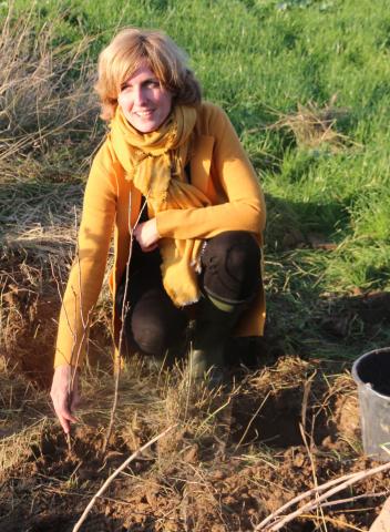 Céline Tellier plante un arbre Céline Tellier plante un arbre