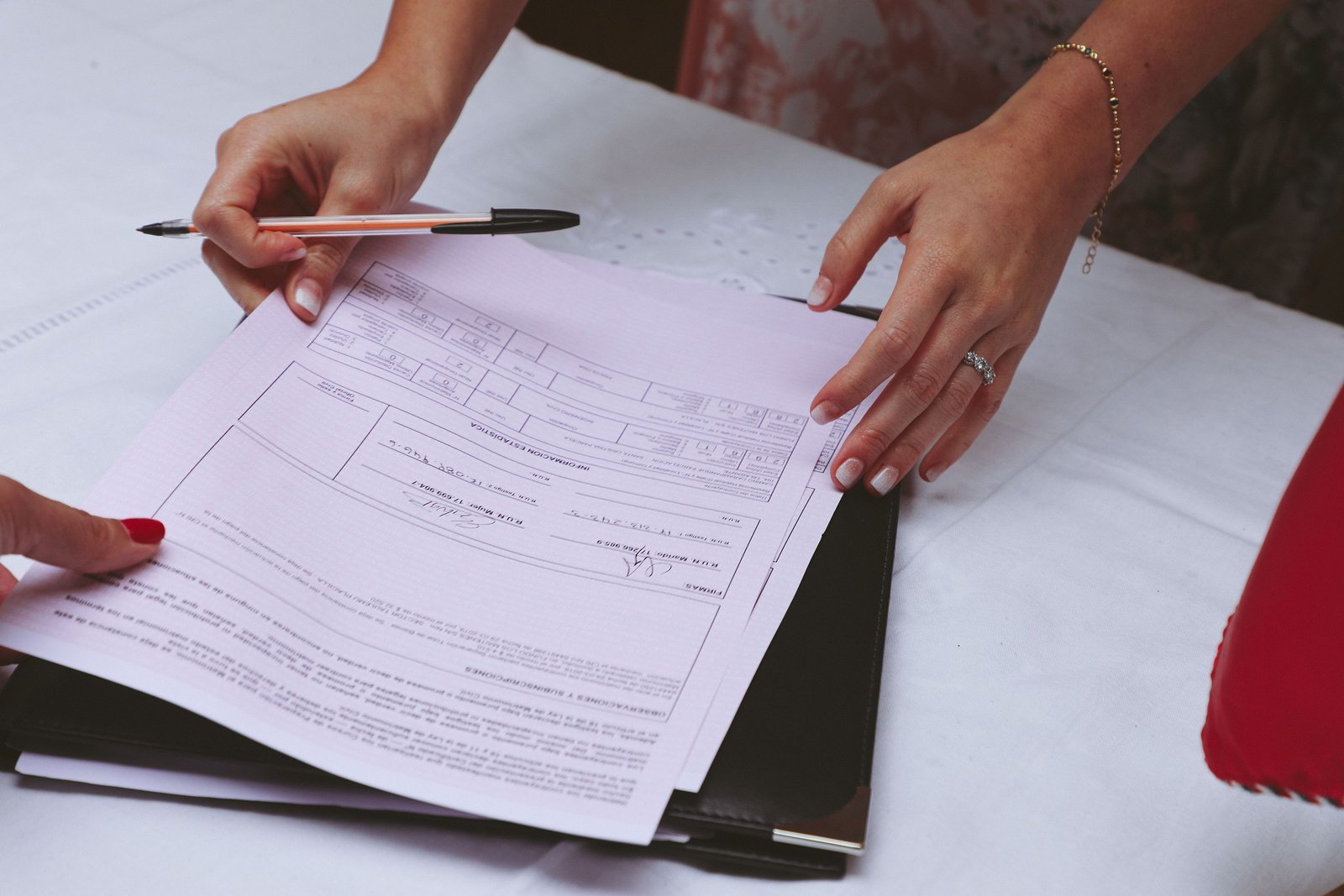 Signature de documents lors d'une consultation juridique